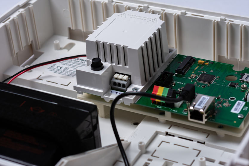 JA-103K-7Ah Centrala sterująca z komunikatorem LAN z miejscem na akumulator 7Ah